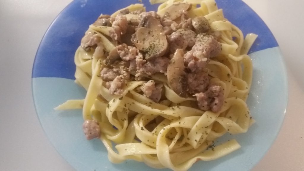 Tagliatelle funghi e salsiccia