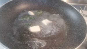 Scaloppine di arista al vino bianco e salvia