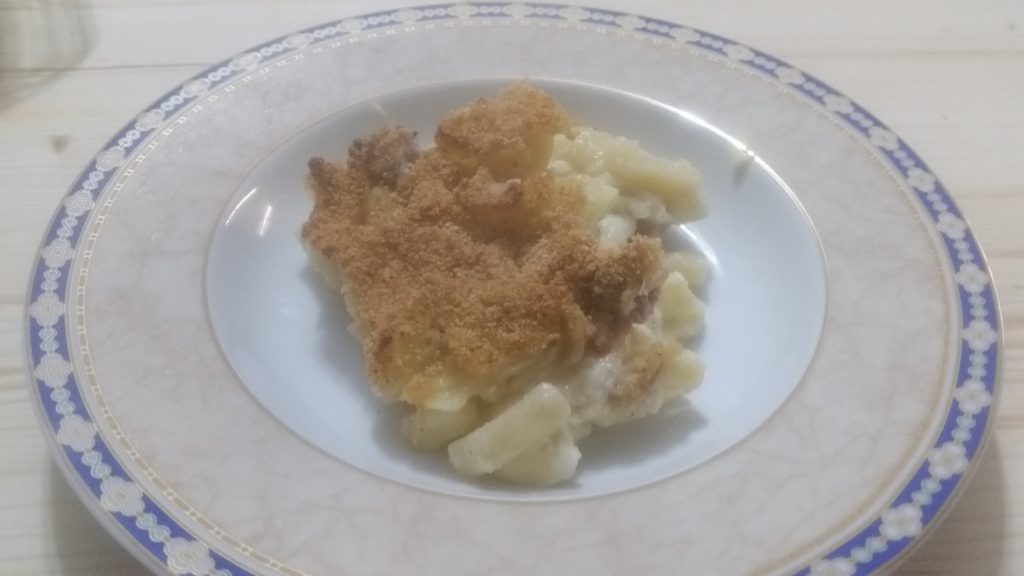 Pasta e cavoli con provola e salsiccia al forno