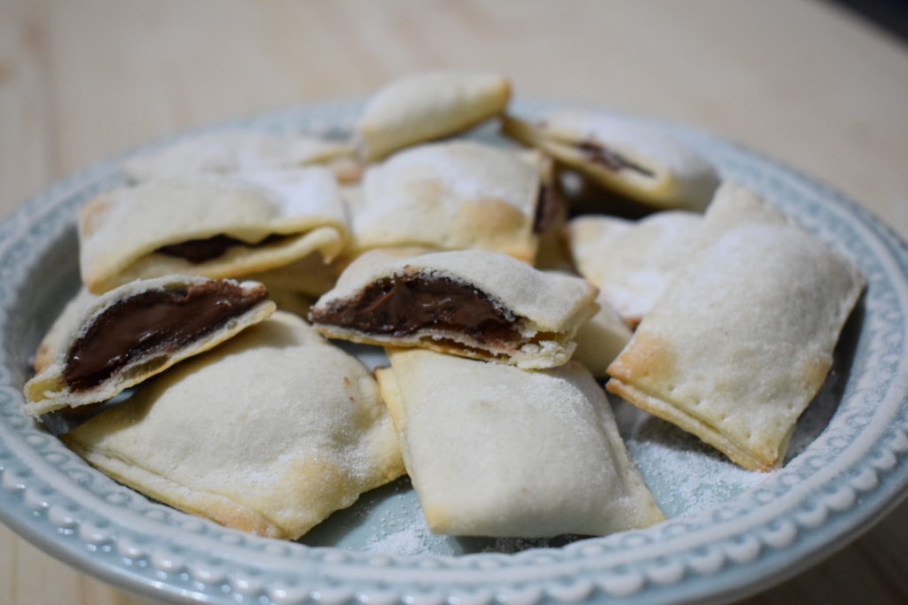 Chiacchiere ripiene di crema di nocciola