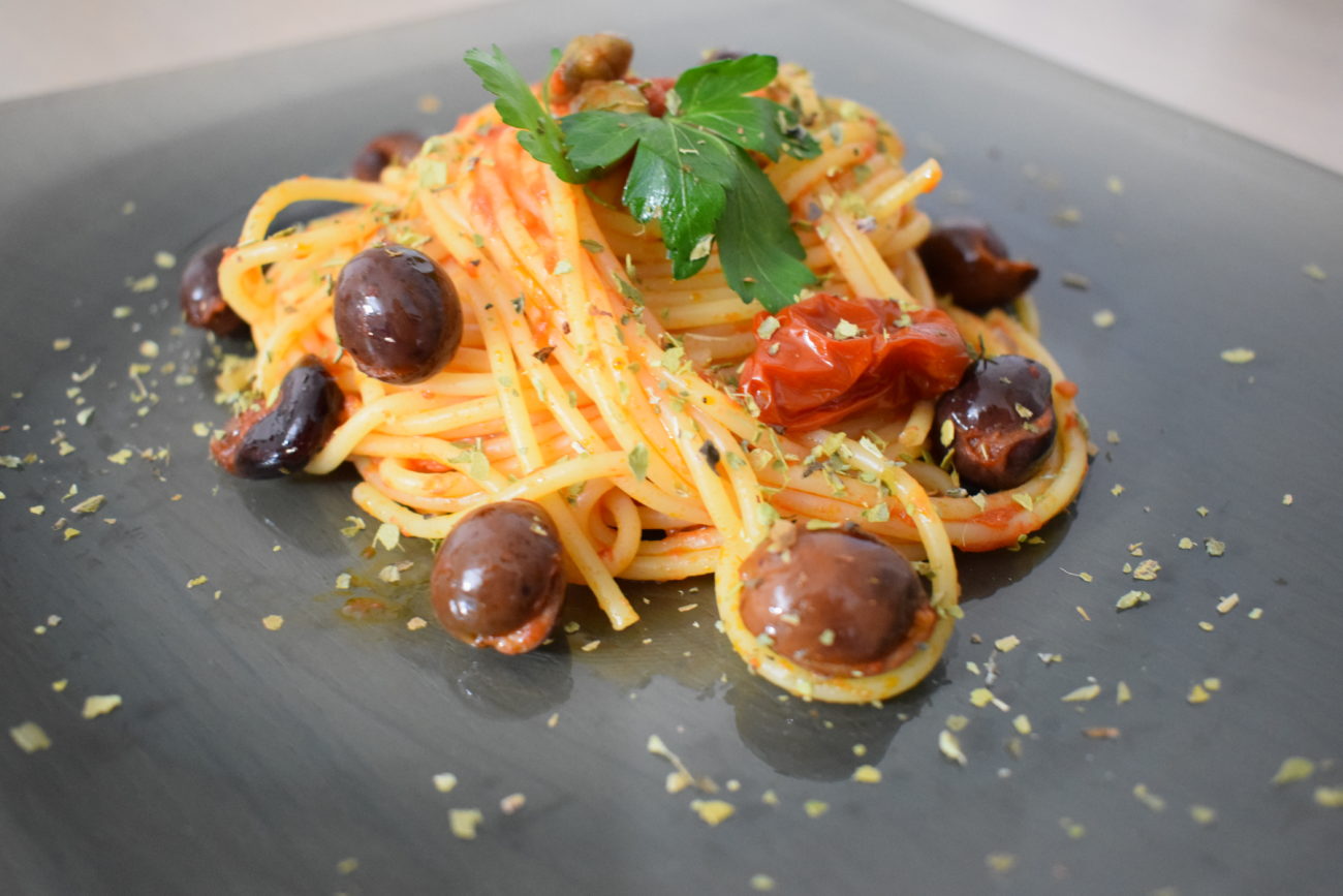 Spaghetti olive nere e capperi
