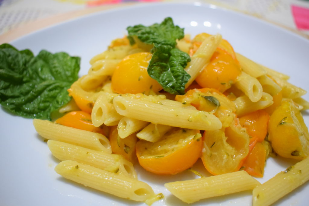 Pennette con pomodorini gialli e zucchine