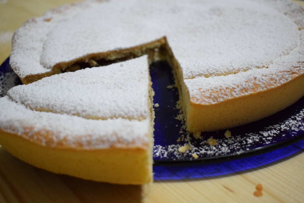 Crostata chiusa al cioccolato bianco e noci