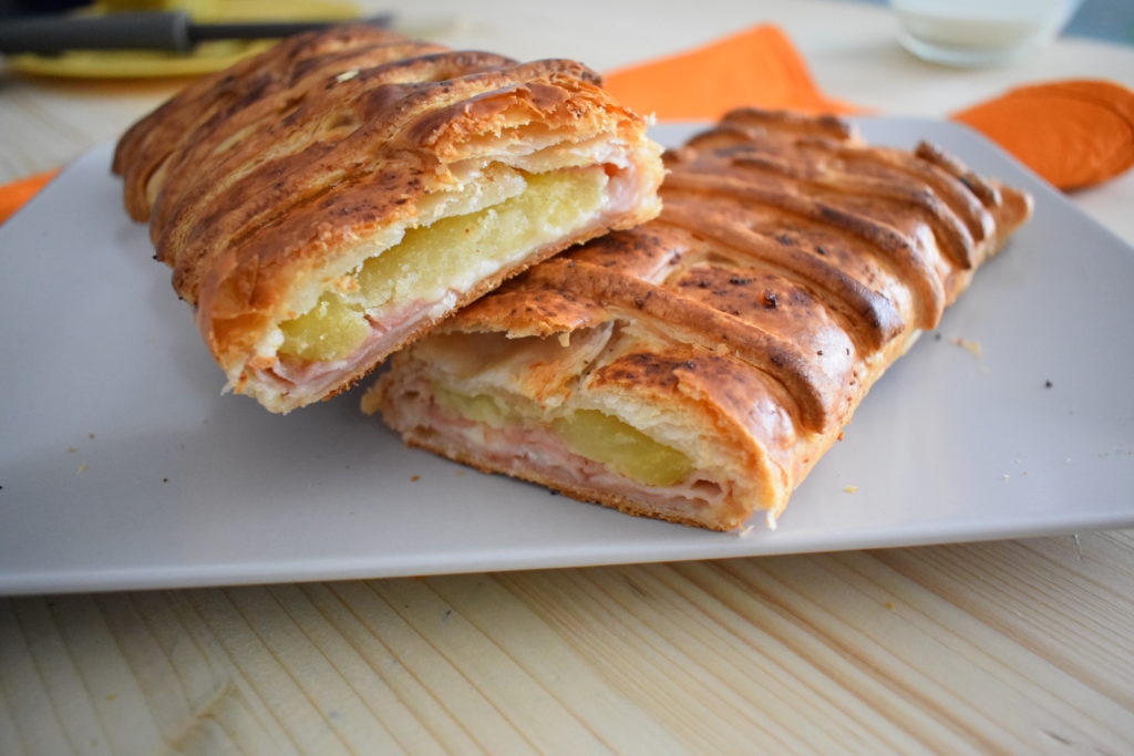 Rotolo di pasta sfoglia con provola, prosciutto cotto e patate