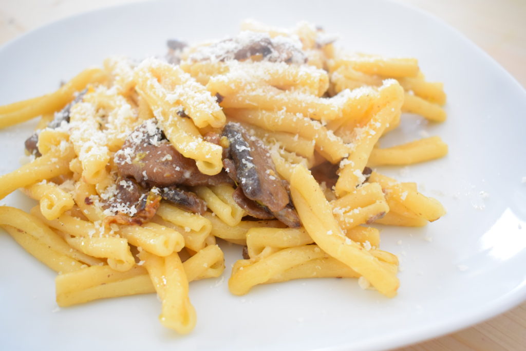 Casarecce con funghi e pomodorini gialli