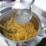 Pasta alla carbonara di zucchine con uova sode e pancetta