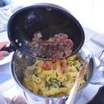 Pasta alla carbonara di zucchine con uova sode e pancetta