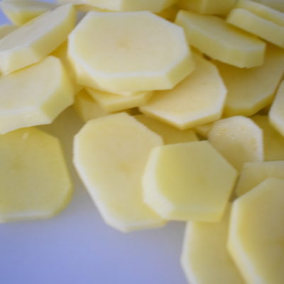 Crostata di pasta brisè con patate e mozzarella