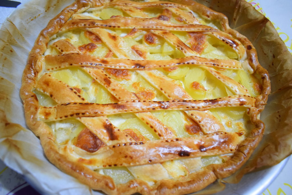 Crostata di pasta brisè con patate e mozzarella