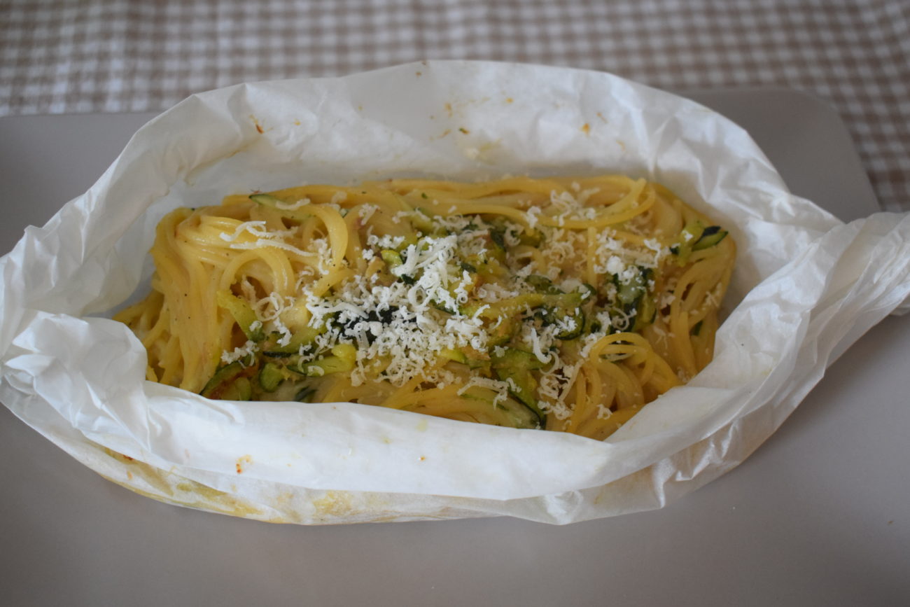 Spaghetti al cartoccio con zucchine e tonno