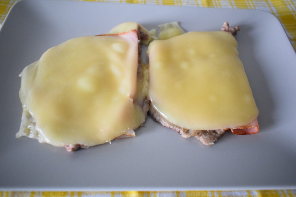 Scaloppine di vitello con prosciutto e formaggio