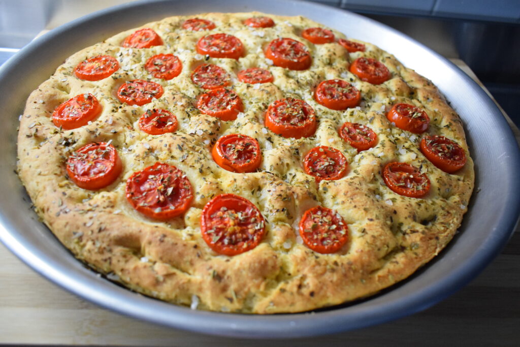 Focaccia alla ricotta con pomodorini