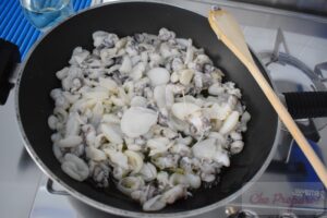 Pasta con seppioline, pomodori e olive