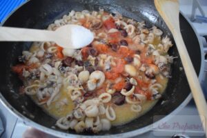 Pasta con seppioline, pomodori e olive