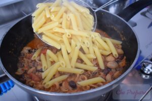 Pasta con seppioline, pomodori e olive