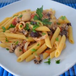 Pasta con seppioline, pomodori e olive