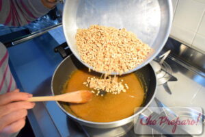 Croccante alle nocciole ricoperto di cioccolato 8 Croccante alle nocciole ricoperto di cioccolato